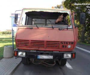 Jechał bez przedniej szyby. Używając wycieraczek mówił, że... to idealne schłodzenie w upalne dni! [ZDJĘCIA]