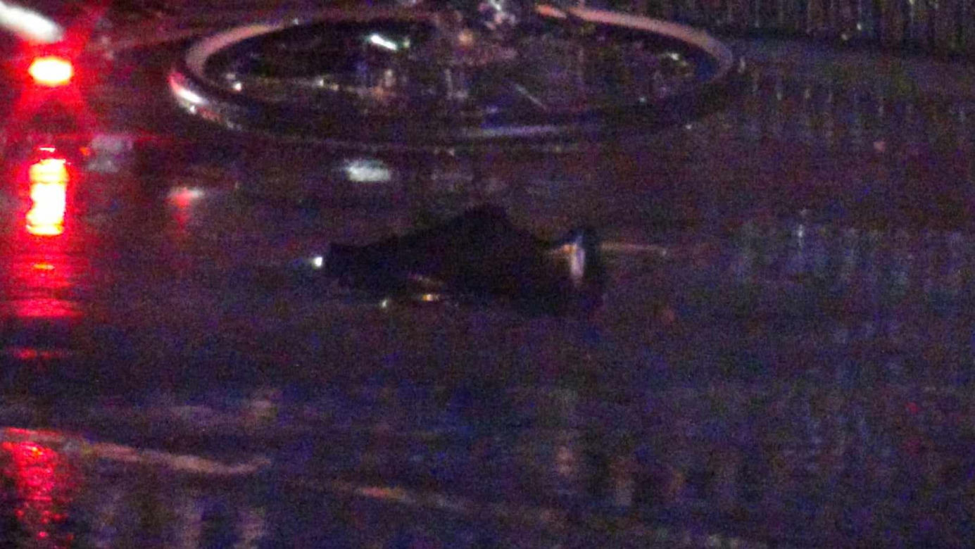 Tragedia pod PIasecznem. Wjechał autem w rowerzystów. Jeden nie żyje, kierowca uciekł