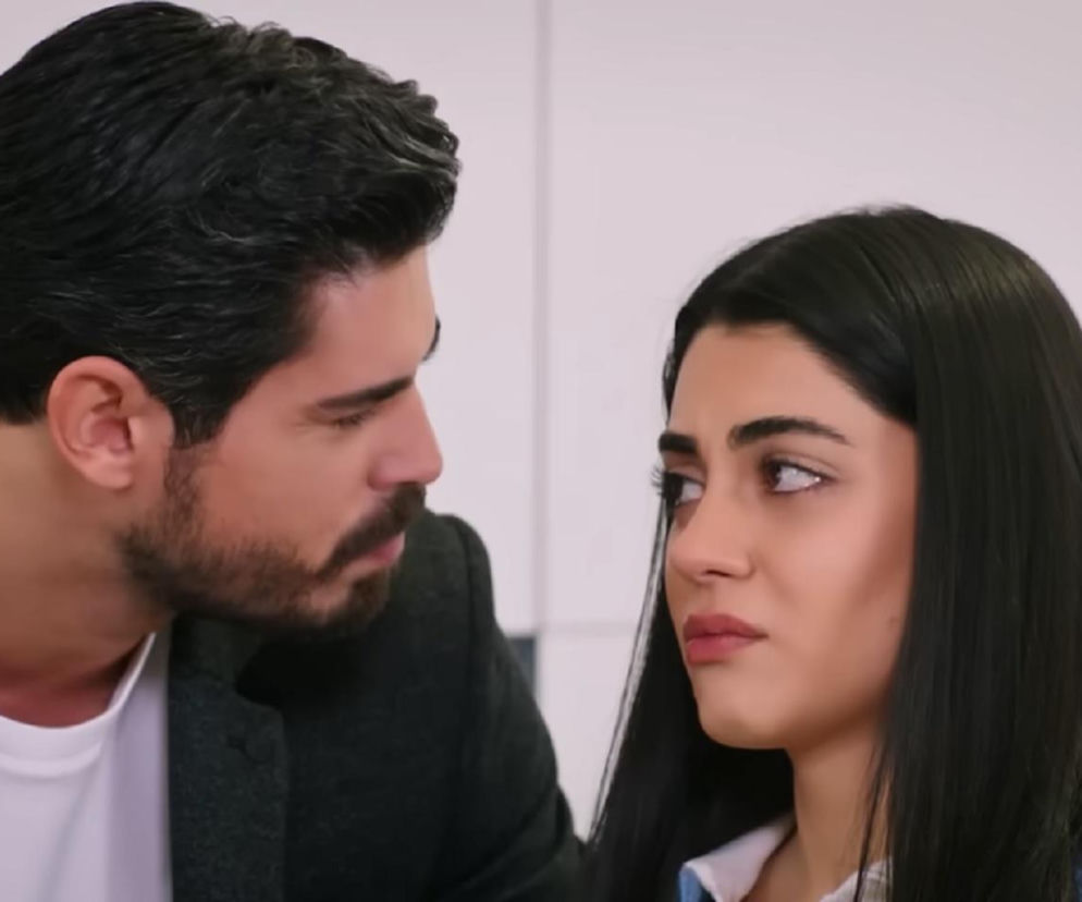 Cihan z brodą i Hancer z długimi, ciemnymi włosami patrzą sobie głęboko w oczy. Ich twarze wyrażają powagę i napięcie, co odzwierciedla dramatyczne wydarzenia w serialu Panna młoda, gdzie Cihan żąda rozwodu. Więcej o ich losach na Super Seriale.