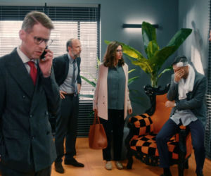 BrzydUla 2 sezon odc. 56. Marek (Filip Bobek), Ula (Julia Kamińska), ochroniarz Władek (Michał Gadomski), Adam Turek (Łukasz Simlat), Sebastian (Łukasz Garlicki)