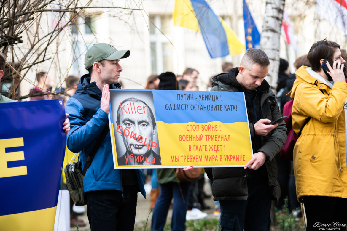  Kraków solidarny z Ukrainą. Setki osób przyszło na manifestację [ZDJĘCIA]