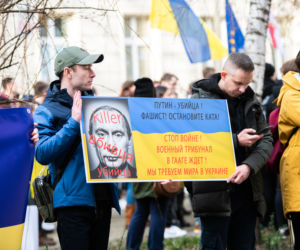  Kraków solidarny z Ukrainą. Setki osób przyszło na manifestację [ZDJĘCIA]