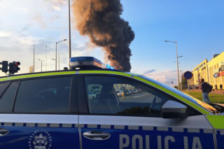 Kilkadziesiąt zastępów straży walczy z pożarem w Płocku. Służby apelują