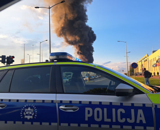 Kilkadziesiąt zastępów straży walczy z pożarem w Płocku. Służby apelują