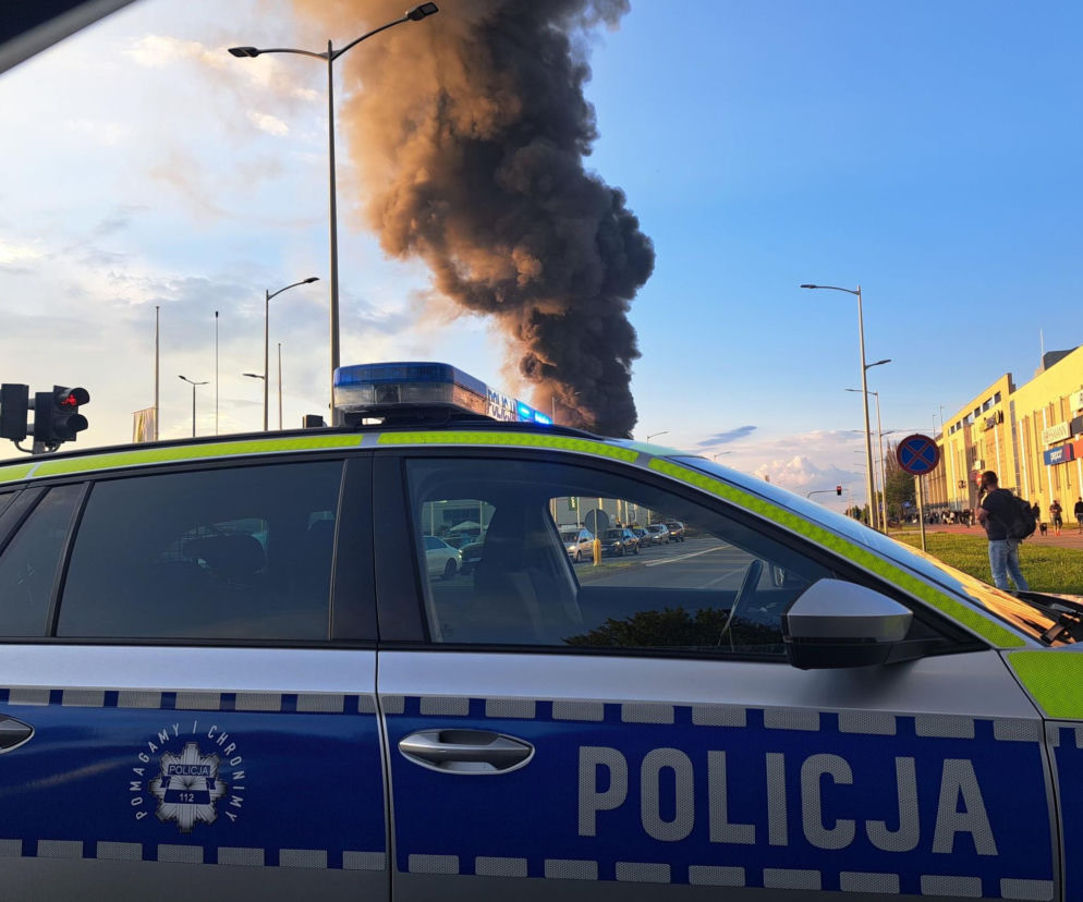 Potężna chmura dymu nad Płockiem. Służby walczą z pożarem