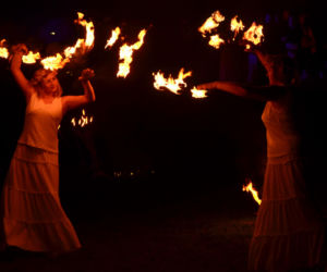 Pokaz fireshow w wykonaniu tancerzy i tancerek Teatru Ognia „Mantra” z Makowa Mazowieckiego