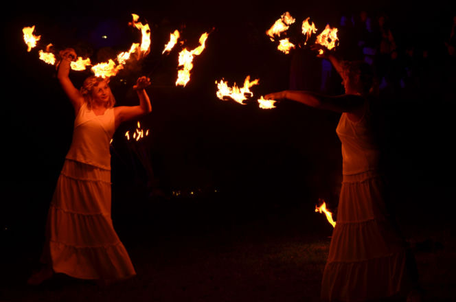 Pokaz fireshow w wykonaniu tancerzy i tancerek Teatru Ognia „Mantra” z Makowa Mazowieckiego