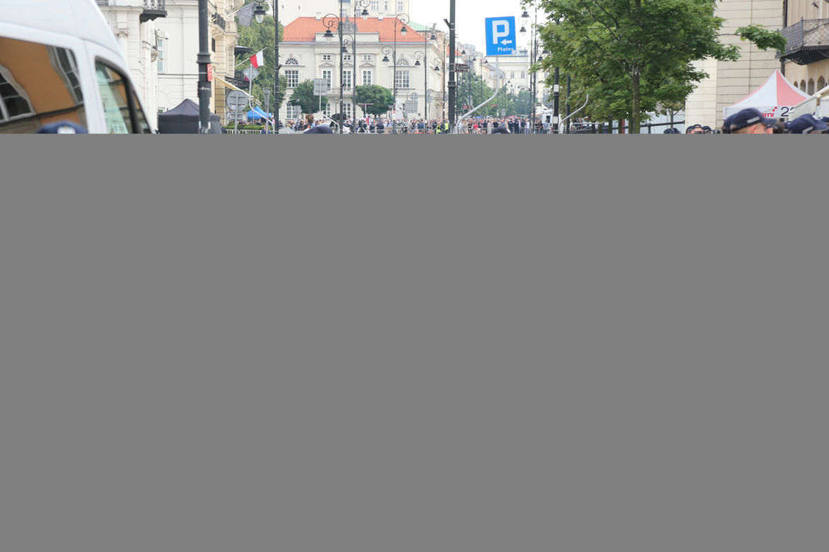 758 tysięcy za miesięcznicę!