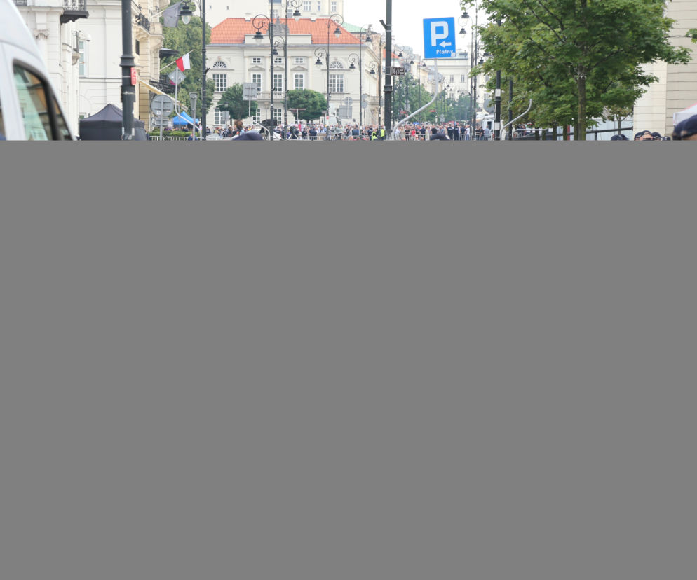 758 tysięcy za miesięcznicę!