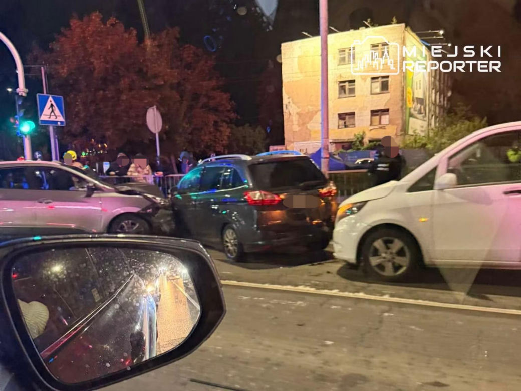 Wjechał pod prąd i uderzył trzy auta. Kierowca trafił do szpitala