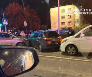 Wjechał pod prąd i uderzył trzy auta. Kierowca trafił do szpitala
