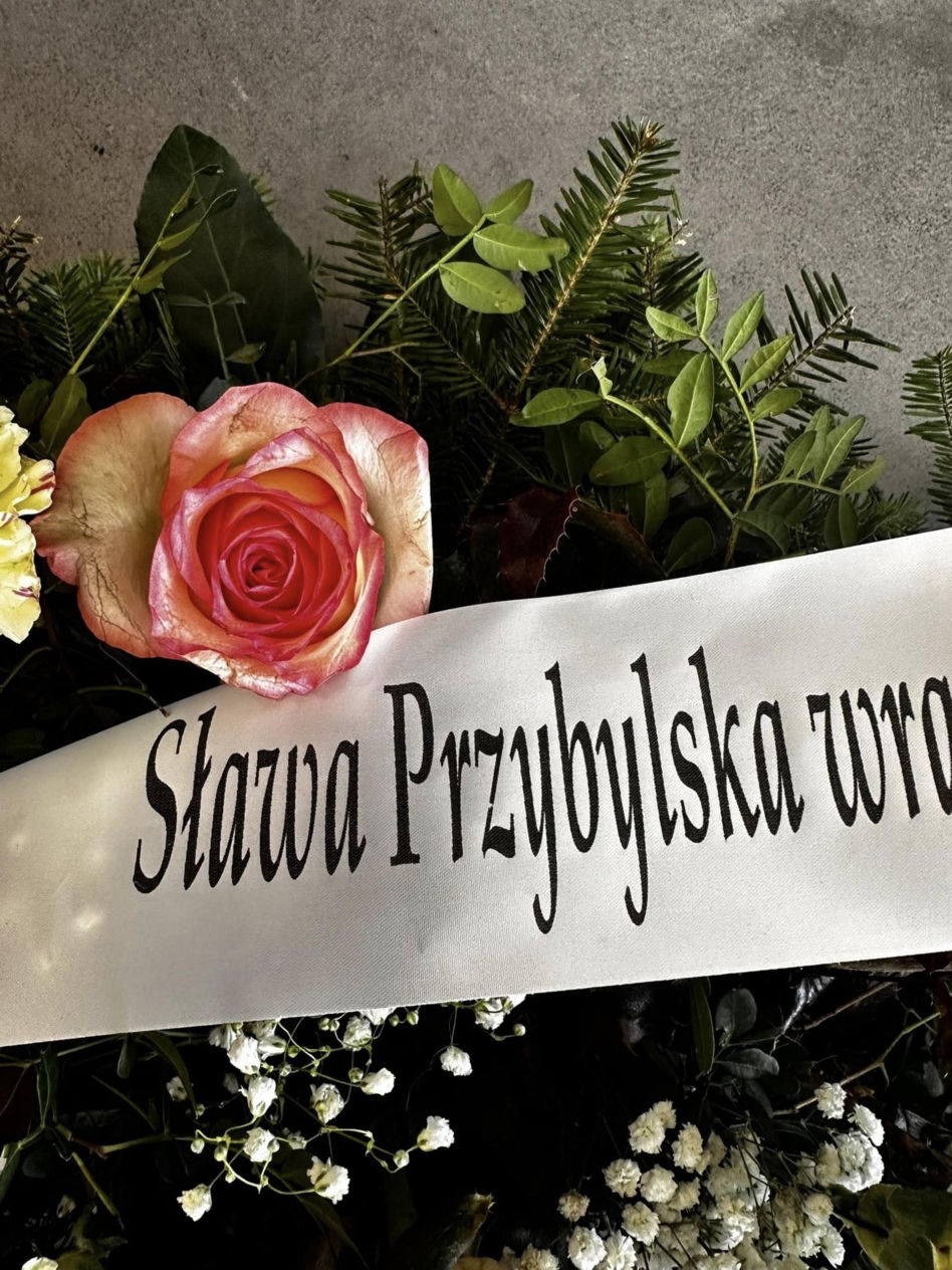 Pogrzeb Bożeny Dykiel przyciągnął tłumy. Pojawił się wieniec od Sławy Przybylskiej