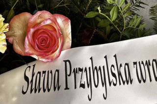 Pogrzeb Bożeny Dykiel przyciągnął tłumy. Pojawił się wieniec od Sławy Przybylskiej