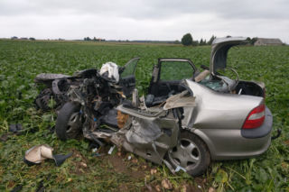 Łaszewo: Tragiczny wypadek! Ciężarówka ZMIAŻDŻYŁA osobówkę. Kierowca NIE ŻYJE [ZDJĘCIA]