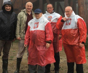 Jarosław Kaczyński w słynnej pelerynce