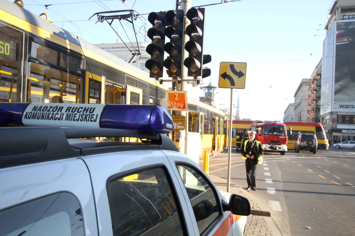 Warszawa zablokowana! Czołowe zderzenie tramwajów na skrzyżowaniu Solidarności i Jana Pawła przy kinie Femina