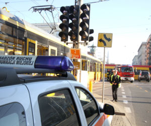 Warszawa zablokowana! Czołowe zderzenie tramwajów na skrzyżowaniu Solidarności i Jana Pawła przy kinie Femina