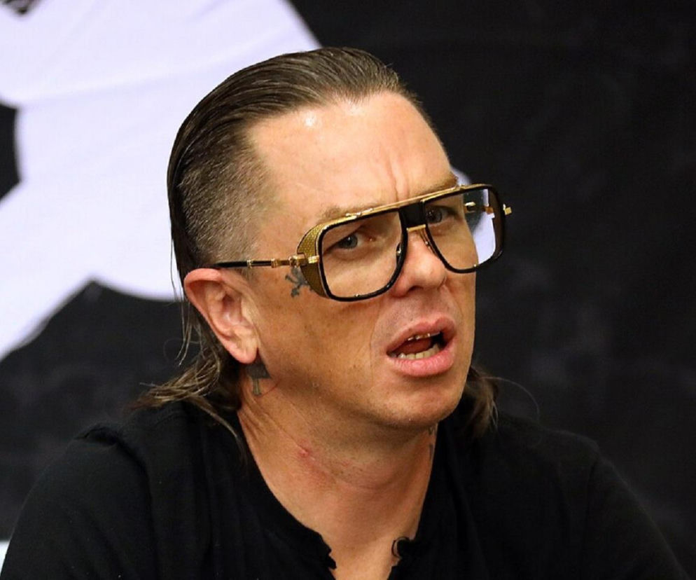 Muzyk Sid Wilson w dużych okularach i czarnej koszulce. O kulisach jego odejścia ze Slipknota przeczytasz na EskaRock.