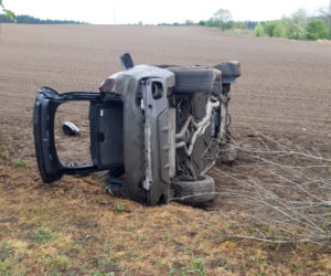 Młody kierowca BMW wypadł z dropgi. Mogło skończyć się TRAGICZNIE 