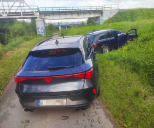 Szokujący pościg za Audi! Pasażer wyrzucał to z pędzącego samochodu