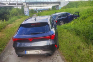 Szokujący pościg za Audi! Pasażer wyrzucał to z pędzącego samochodu