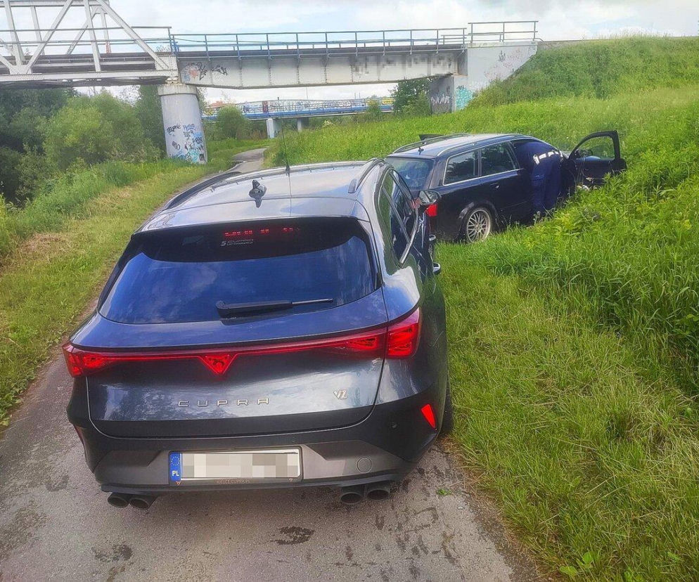 Szokujący pościg za Audi! Pasażer wyrzucał to z pędzącego samochodu