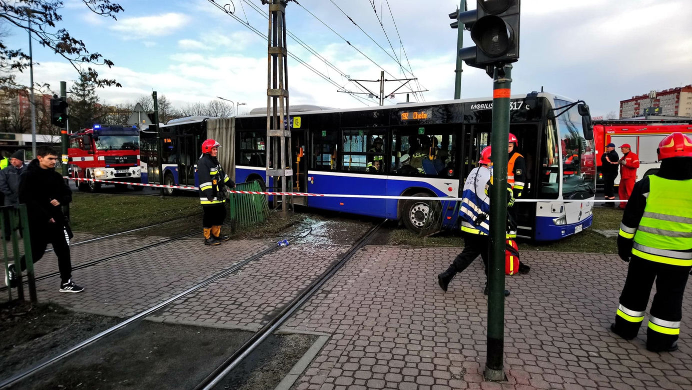 Dramatyczny wypadek w Krakowie. Tramwaj zderzył się z autobusem, są ranni