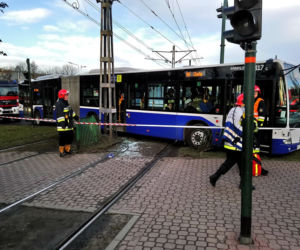 Dramatyczny wypadek w Krakowie. Tramwaj zderzył się z autobusem, są ranni