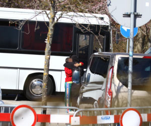 Maciej Musiał nad morzem z deską