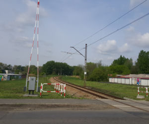 Żółte naklejki na przejazdach kolejowych