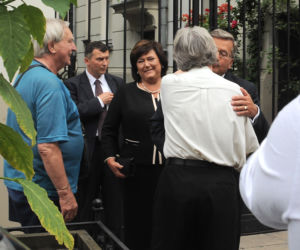 Prezydent Bronisław Komorowski z żoną Anną wychodzą z domu na zaprzysiężenie