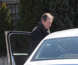 Marszałek Grodzki robi zakupy na bazarku