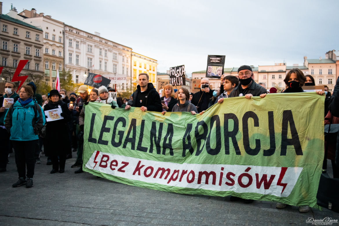 "Ani jednej więcej". Najmocniejsze hasła na protestach po śmierci Izabeli z Pszczyny [ZDJĘCIA]
