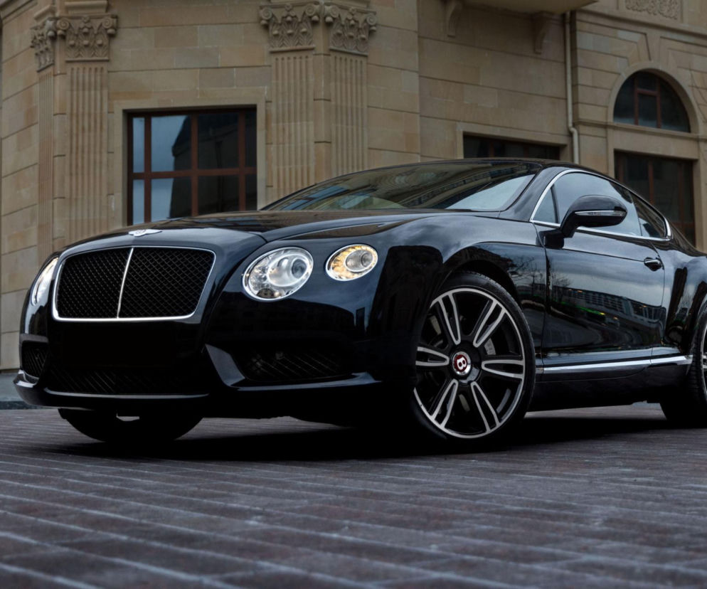 Chciał wyłudzić Bentleya za 2 mln zł „na dyrektora”