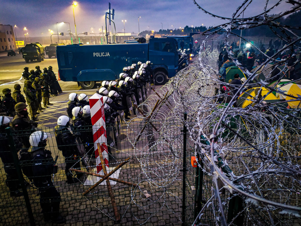 Migranci na przejściu granicznym w Kuźnicy