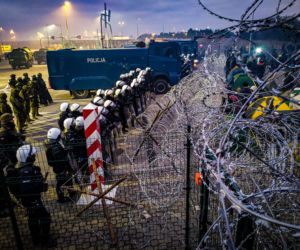 Migranci na przejściu granicznym w Kuźnicy