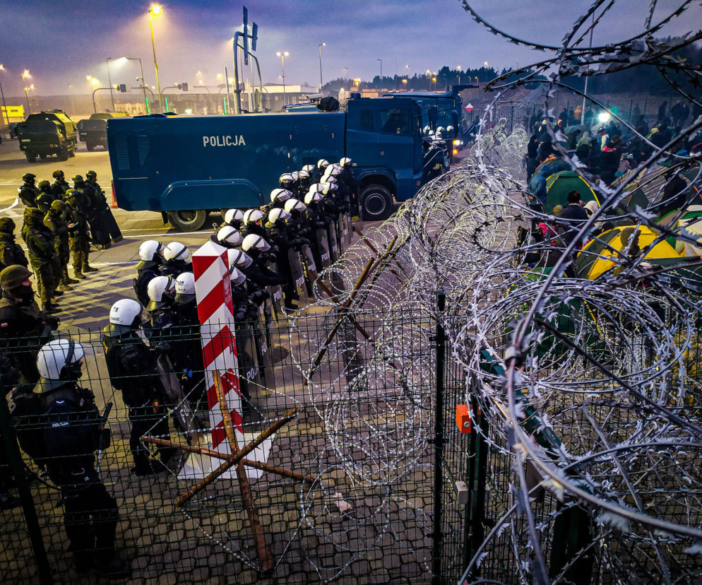 Migranci na przejściu granicznym w Kuźnicy