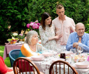 Barwy szczęścia, odcinek 2329,  Teresa (Joanna Lothe) i Fryderyk (Paweł Nowisz), Agata (Natalia Zambrzycka), Patryk (Konrad Skolimowski), Staś (Olaf Kaprzyk)
