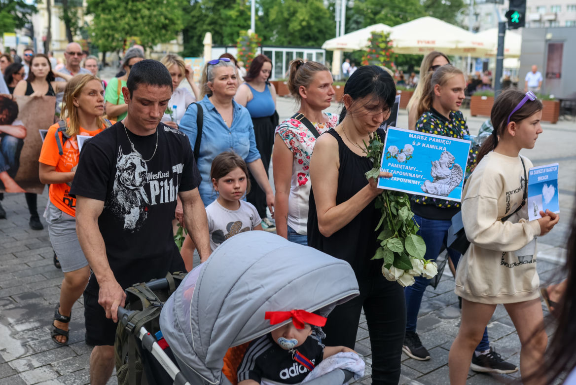 Biały Marsz dla Kamilka. Mieszkańcy Częstochowy przynieśli białe róże