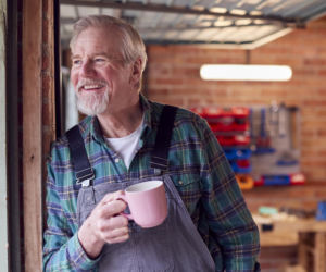 Energia po 60. roku życia bez kofeiny. Dietetyk wskazuje 5 produktów na dobry start dnia