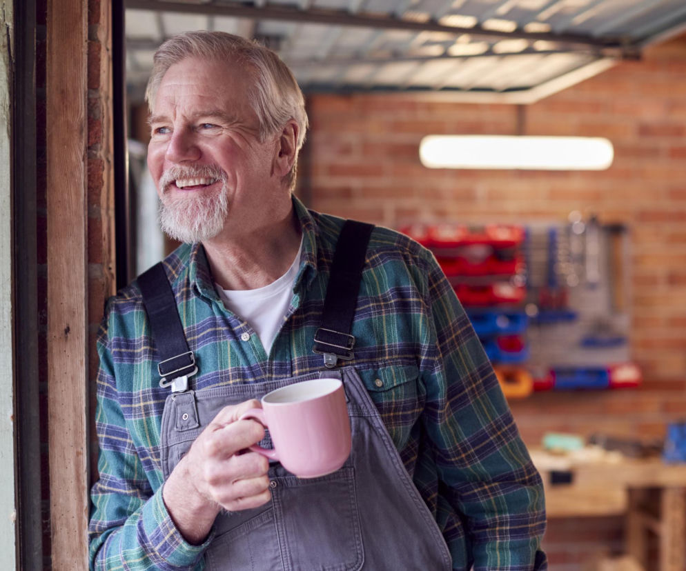 Energia po 60. roku życia bez kofeiny. Dietetyk wskazuje 5 produktów na dobry start dnia