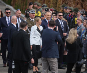 Prezydent RP Karol Nawrocki i pierwsza dama Marta Nawrocka podczas polowej mszy świętej na Polskim Cmentarzu Wojennym pod Monte Cassino
