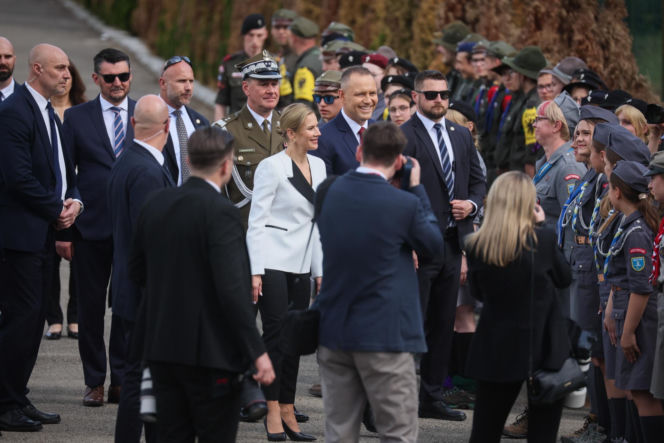 Prezydent RP Karol Nawrocki i pierwsza dama Marta Nawrocka podczas polowej mszy świętej na Polskim Cmentarzu Wojennym pod Monte Cassino