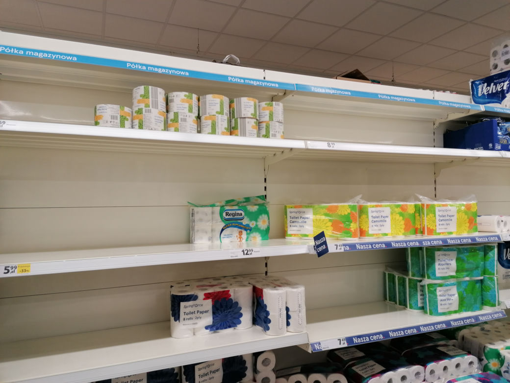 Mieszkańcy wpadli w panikę. Puste półki w sklepach
