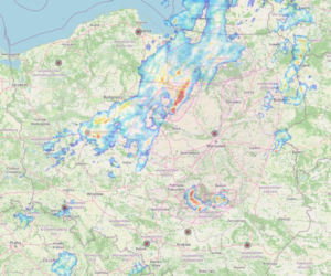Gwałtowna burza nad Warszawą. Drzewa wyrwane z korzeniami w 5 minut!