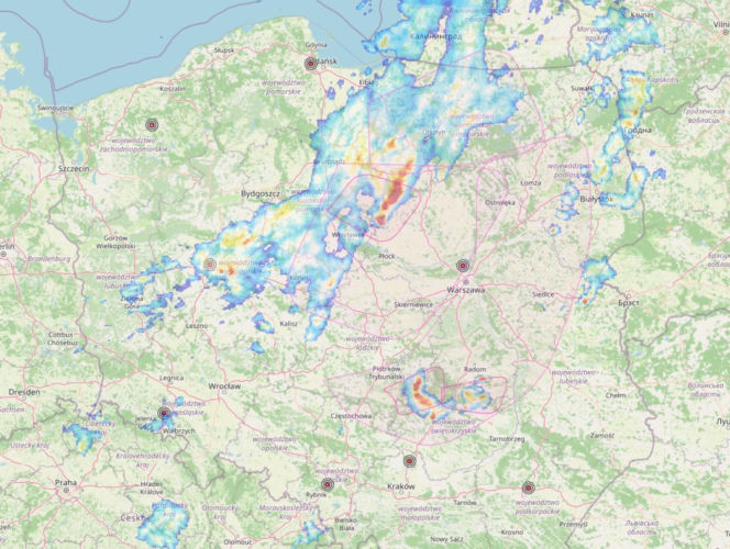 Gwałtowna burza nad Warszawą. Drzewa wyrwane z korzeniami w 5 minut!
