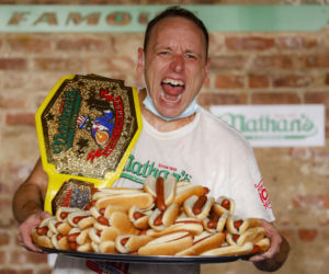 Zeżarł 75 hot dogów w 10 minut