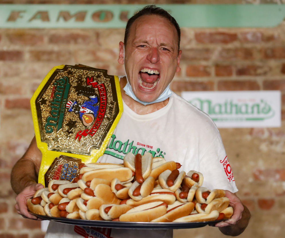 Zeżarł 75 hot dogów w 10 minut