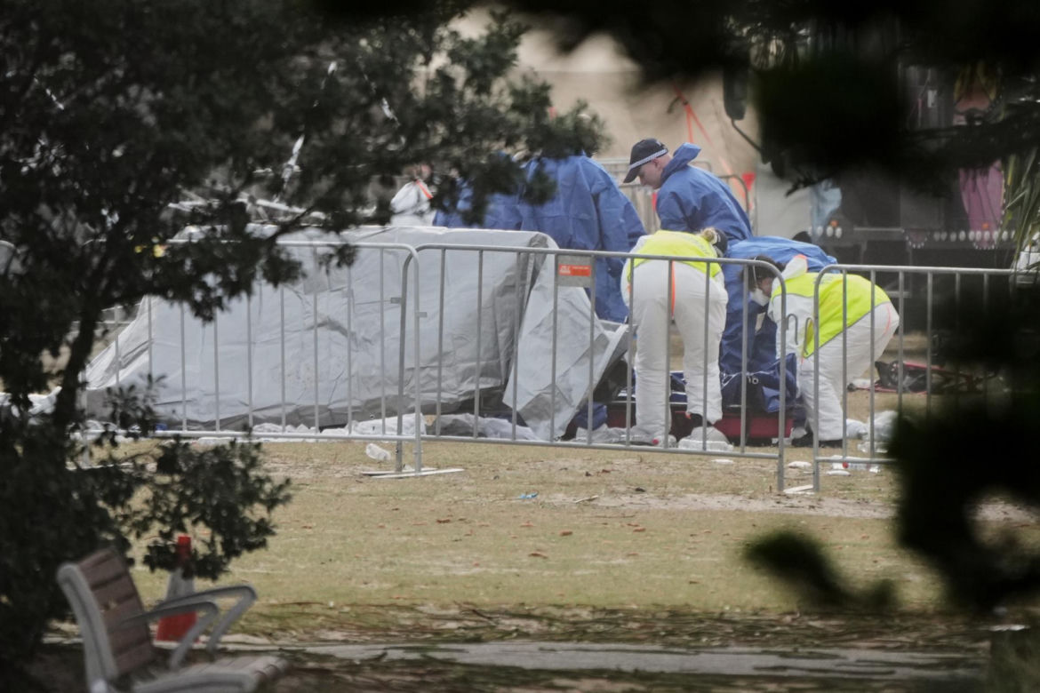 Premier Australii Anthony Albanese zaproponował w poniedziałek zaostrzenie przepisów dotyczących broni palnej po strzelaninie, która miała miejsce w niedzielę na popularnej plaży Bondi w Sydney. Zginęło w niej co najmniej 15 osób.
