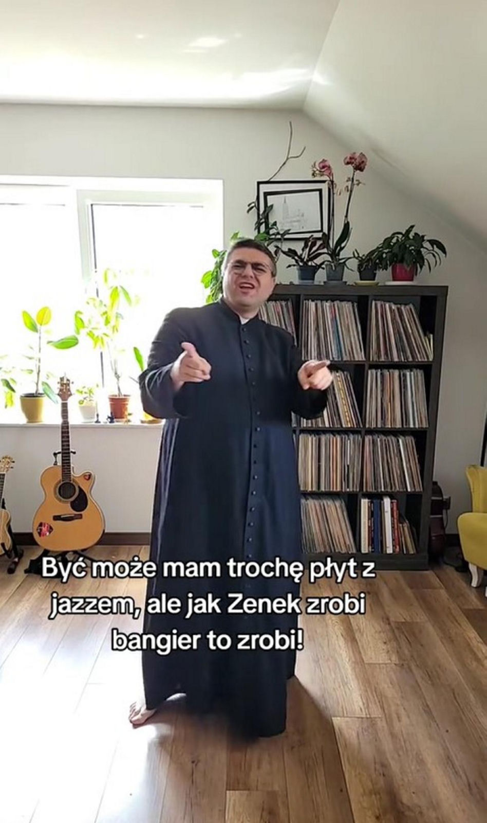 Ksiądz Krzysztof Kołtunowicz bez skarpetek wygłupia się przy kawałku Zenka Martyniuka